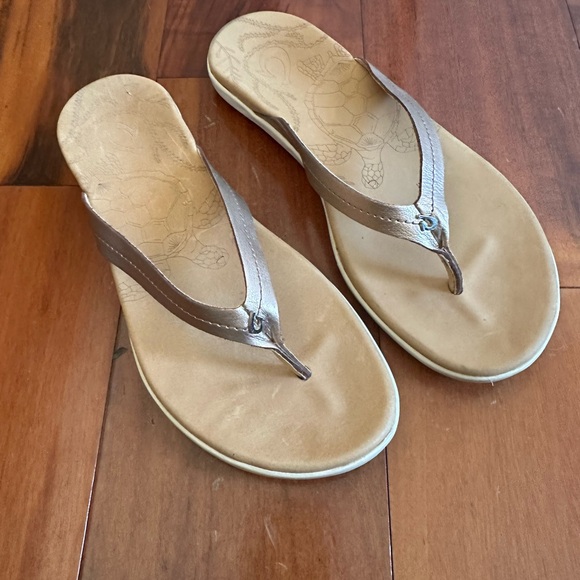 OluKai Brown/Copper Leather Flip Flop Honu Sandals - Picture 1 of 4